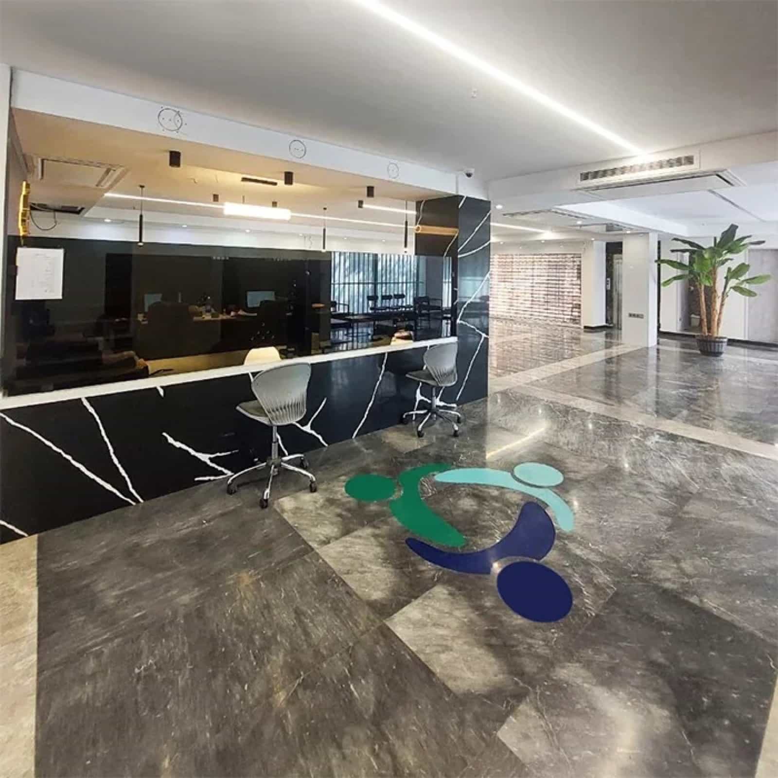 میز پذیرش سنگی و راهروی بستری
