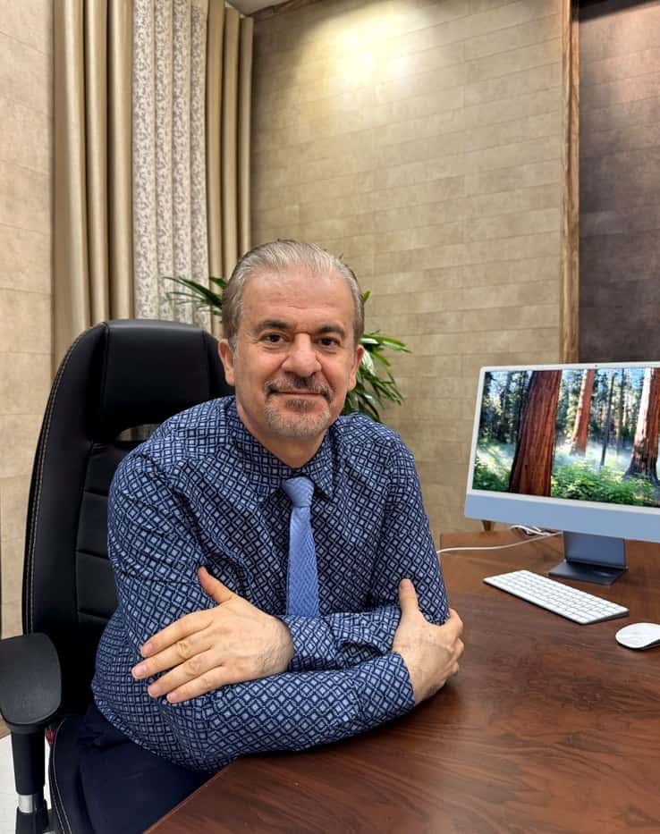 دکتر بختیاری پشت میز کار