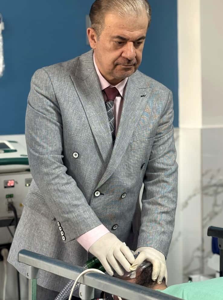 دکتر بختیاری در حال مراقبت بالینی