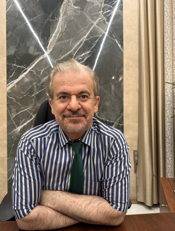 دکتر بختیاری در مطب