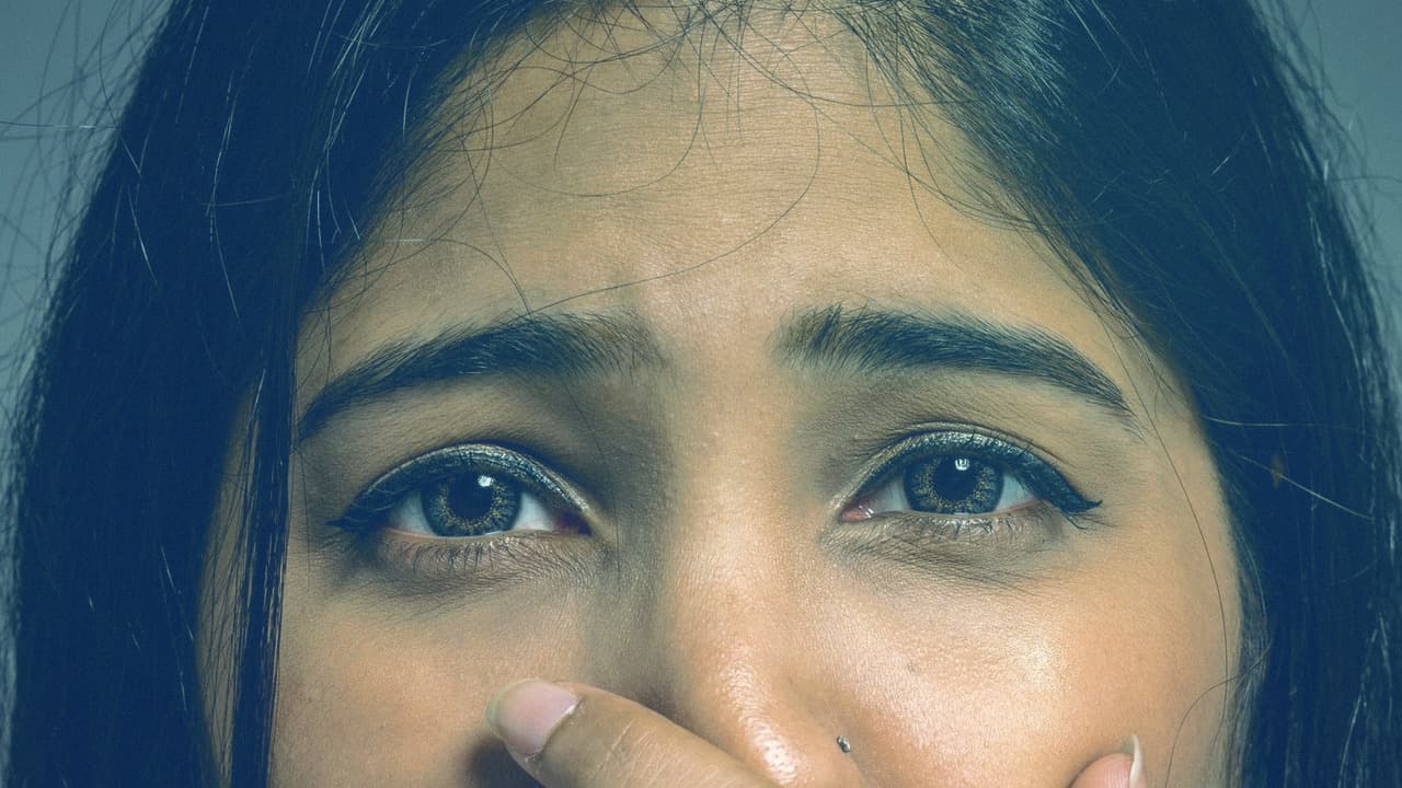 چهرهٔ وحشت‌زده با دست روی دهان، نماد حملهٔ پانیک