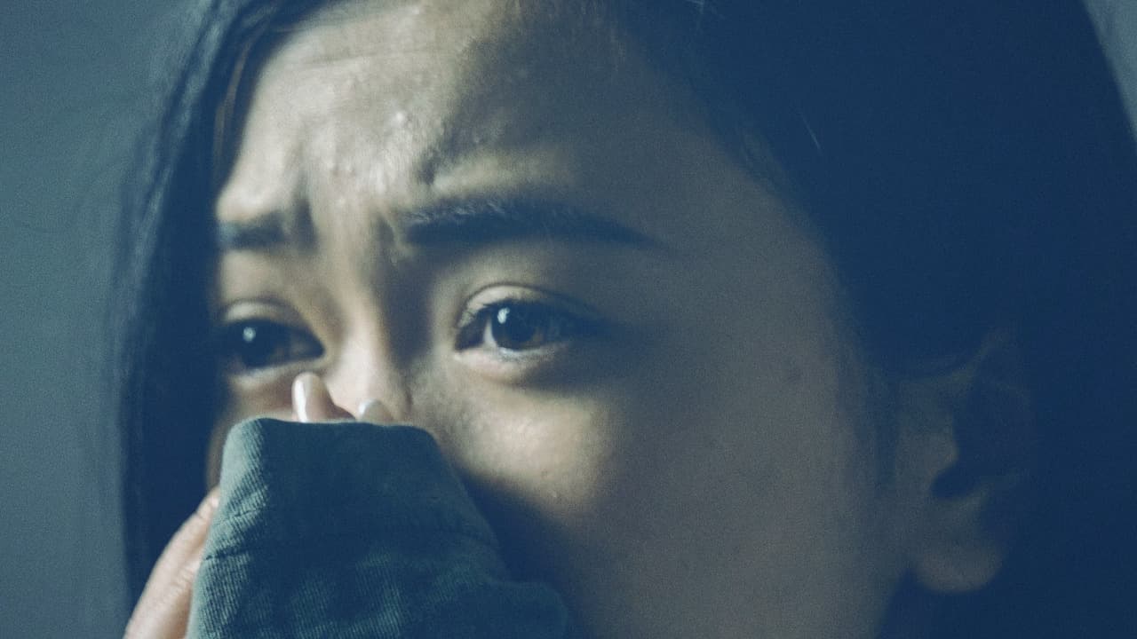 زن وحشت‌زده با دست روی دهان، نماد ترس خاص
