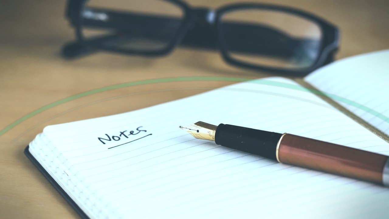 کتاب راهنما و عینک روی میز، راهنمای شرایط بستری روانپزشکی