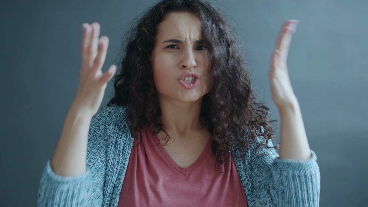 زن با ژست بیانگر و دستان باز، نماد نمایش هیجان و توجه